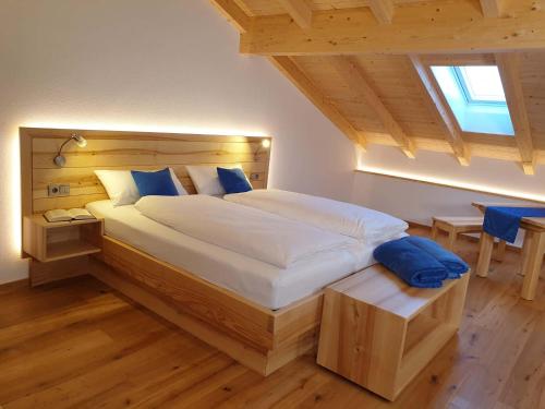 מיטה או מיטות בחדר ב-Rinser See-Hof