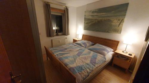 Llit o llits en una habitació de Ferienwohnung Witthöhn 8