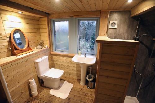 Ένα μπάνιο στο Hapus Yurt - Two Beautiful Yurts and Barn Cottage