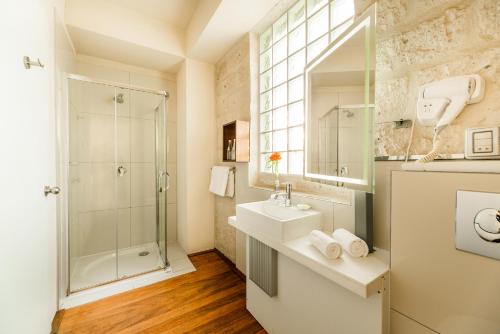 W łazience znajduje się prysznic, umywalka i lustro. w obiekcie Palla Boutique Hotel w mieście Arequipa