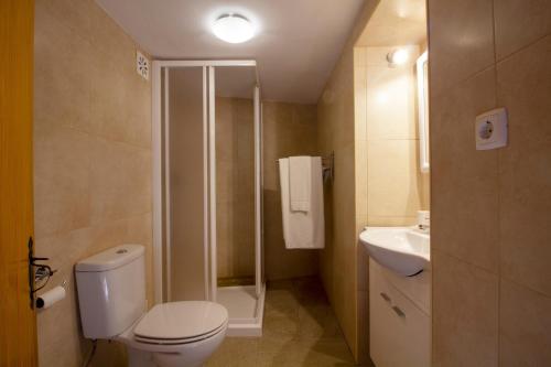 a bathroom with a toilet and a sink at Recanto do Alqueva in Monsaraz