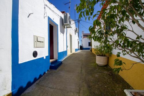 un vicolo stretto con edifici blu e bianchi di Recanto do Sossego a Monsaraz