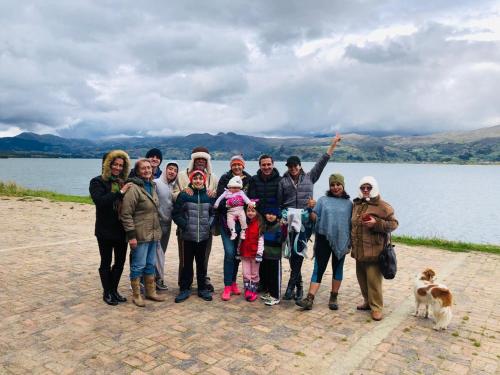 a group of people standing in front of a lake at Madervill Hospedaje in Aquitania