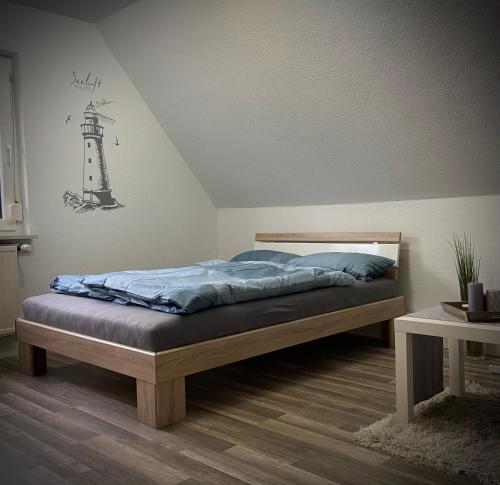 um quarto com uma cama e um farol na parede em Ferienwohnung AmmerSchnucke em Wiefelstede