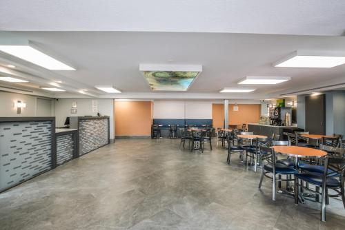a dining room with tables and chairs in a room at Quality Inn Hampton - Newport News in Hampton