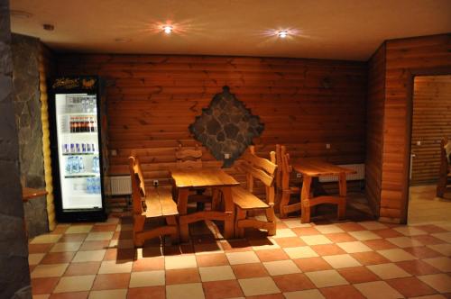 een restaurant met een tafel en stoelen in een kamer bij Мотель Карман in Kiev