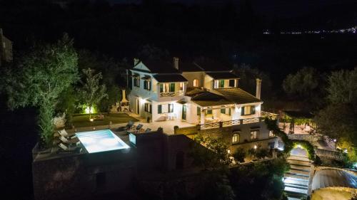 una vista aérea de una casa por la noche en Villa Magnolia Corfu, en Perama