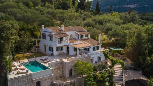 una vista aérea de una casa con piscina en Villa Magnolia Corfu, en Perama