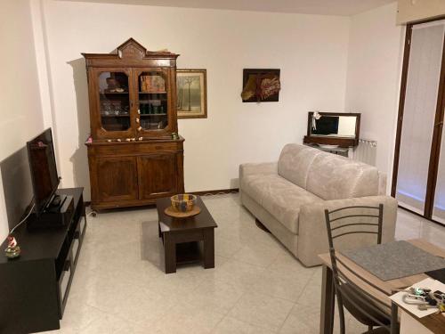- un salon avec un canapé et une table dans l'établissement la nostra casa..., à Novara