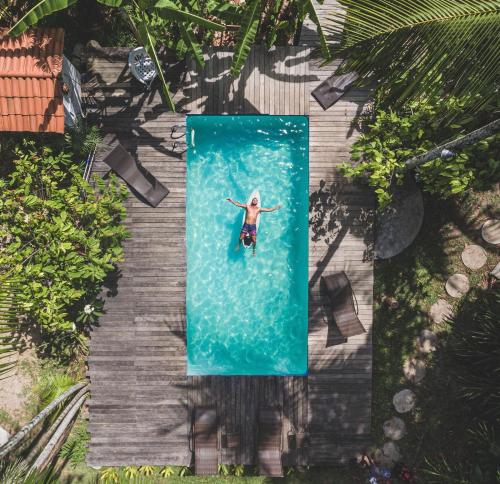 Kobieta pływająca w basenie w wodzie w obiekcie Pousada Ilha Verde w mieście Itacaré