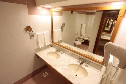 Tri Hotel tesisinde bir banyo