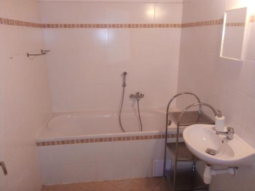 Koupelna v ubytování Apartmán v arealu Doky Lipno