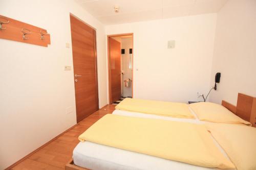 Un pat sau paturi într-o cameră la Gasthof Iris