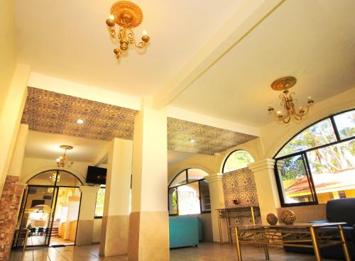 a lobby with a table and a chandelier at Hotel Gran Palmeiras in Chachalacas