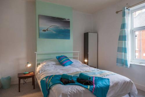 1 dormitorio con cama y ventana en Relaxing 2-Bed House Guisborough - Sofabed Option, en Guisborough