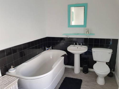 Kylpyhuone majoituspaikassa Relaxing 2-Bed House Guisborough - Sofabed Option