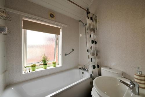 Bathroom sa Detached 3 Bed House Ideal for Long Stays & Pets