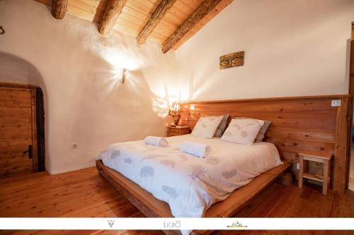 sypialnia z dużym łóżkiem w pokoju w obiekcie Chalet Alpin w mieście Val Cenis