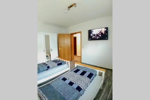 a room with a bath tub and a mirror at EXKLUSIVE Ferienwohnung in Einbeck, 3 Schlafzimmer mit Balkon! in Einbeck
