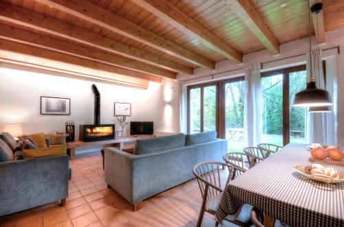 sala de estar con sofá y mesa en Masias de Rocabruna, en Rocabruna