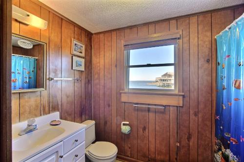 La salle de bains est pourvue d'un lavabo, de toilettes et d'une fenêtre. dans l'établissement Easy Breezy #200HC, à Avon