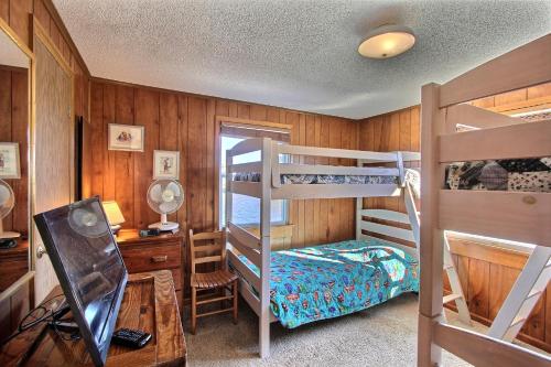 - une chambre avec 2 lits superposés et un bureau dans l'établissement Easy Breezy #200HC, à Avon