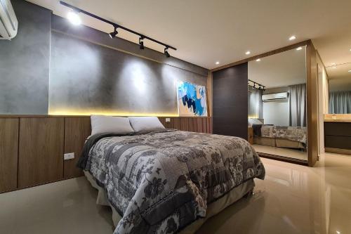 En eller flere senge i et værelse på Apartamento Studio no Centro de Foz