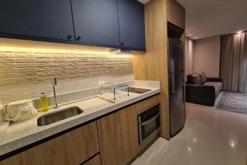 A kitchen or kitchenette at Apartamento Studio no Centro de Foz