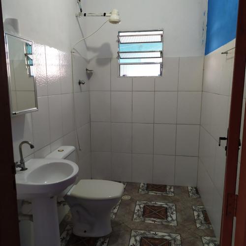 uma casa de banho com um WC e um lavatório em Quarto Duplo Confort em Barueri