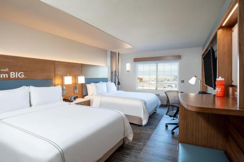 una camera d'albergo con 2 letti e una scrivania di EVEN Hotels Denver Tech Center-Englewood, an IHG Hotel a Centennial