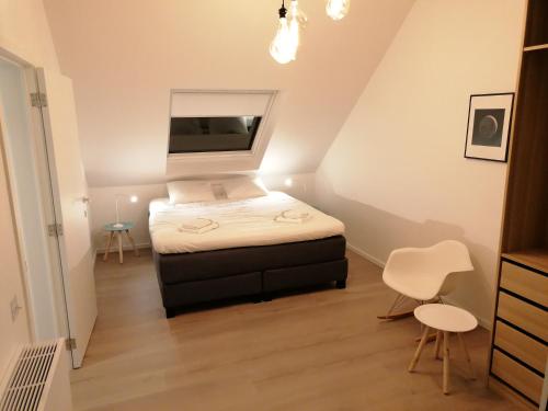 una piccola camera con letto e TV di appartement deluxe Orly 2 a Ostenda