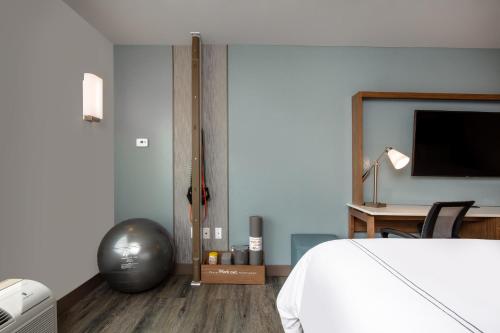 Una cama o camas en una habitación de EVEN Hotels Denver Tech Center-Englewood by IHG