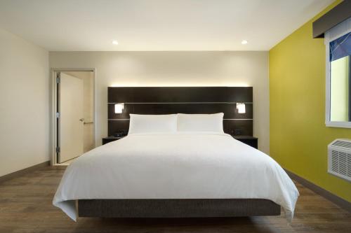 Un ou plusieurs lits dans un hébergement de l'établissement Holiday Inn Express - Jamaica - JFK AirTrain - NYC by IHG