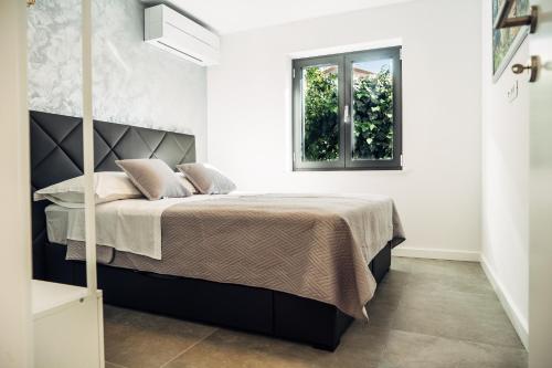 a bedroom with a bed and a window at Villa Jadran in Promajna