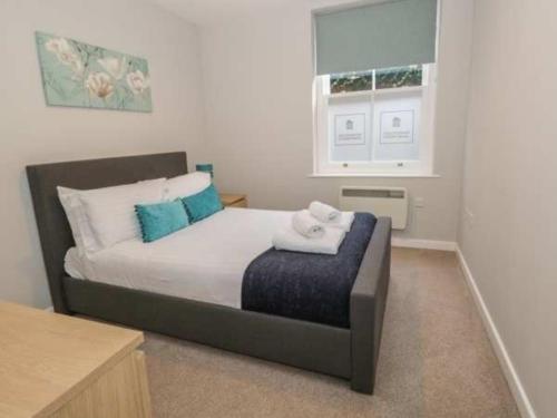 En eller flere senge i et værelse på Remarkable 1-Bed Apartment in Ulverston