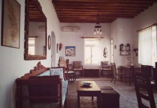 uma sala de estar com um sofá e uma mesa em Stunning House in Sifnos Island Chrisopigi em Chrisopigi
