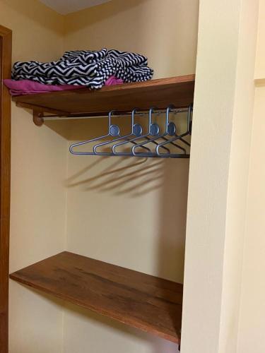 a shelf in a closet with at Estalagem O Italiano in Lumiar