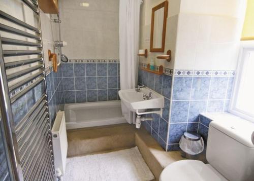 Koupelna v ubytování Lovely Large home 10 Minute Walk to Barmouth Beach