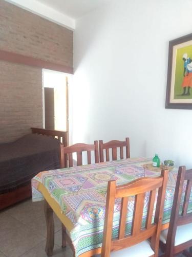 una sala da pranzo con un tavolo e un letto di El Tatu a La Bolsa