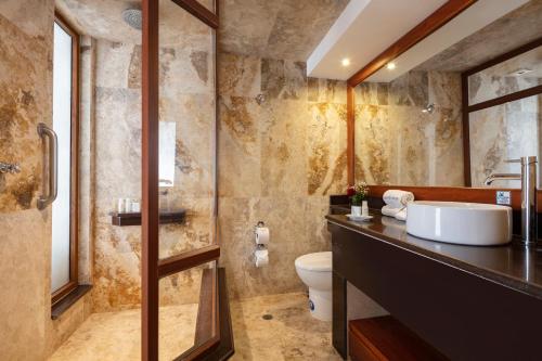 uma casa de banho com um lavatório e um WC em Casa del Balcon em Baños