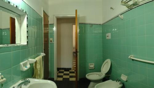 baño verde con aseo y lavamanos en Villa Coca -Los Jilgueros- en 