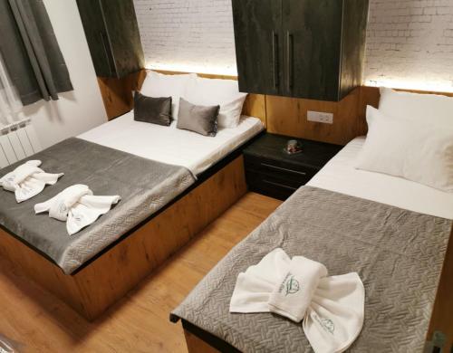 Giường trong phòng chung tại Apartmani Zimski Ples Jahorina