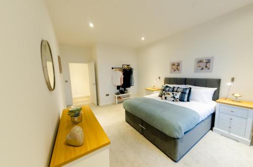 a bedroom with a bed and a wooden table at Absolute Stays on Grosvenor - St Albans-High Street- Near Luton Airport - St Albans Abbey Train station -Close to London- Harry Potter World - The Odyssey Cinema-Contractors -London Road-Business-Leisure in Saint Albans
