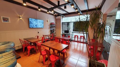 a restaurant with wooden tables and red chairs at Hotel Positano in Mar del Plata