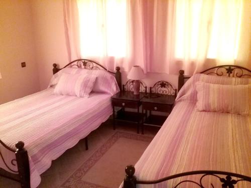1 dormitorio con 2 camas y ventana en 4 bedrooms villa with private pool and enclosed garden at Tou Ganaou en Ti nʼ Saïd