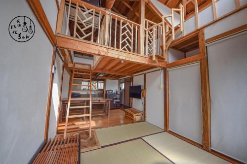 Cama elevada en habitación con escritorio en ベーグル屋企画の民泊 ハルちゃん l Guest House Produced By Haruchan Bagel Shop 制限有り無料駐車場付き, en Zushi