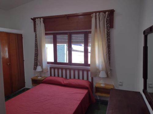 1 dormitorio con 2 camas y ventana en Villa Coca-Los Agapantos- en 