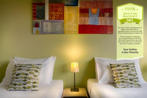 Ένα ή περισσότερα κρεβάτια σε δωμάτιο στο Birches Serviced Apartments