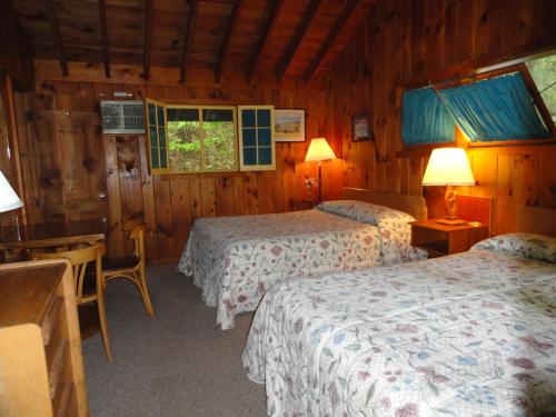 Postel nebo postele na pokoji v ubytování Amber Lantern Motel