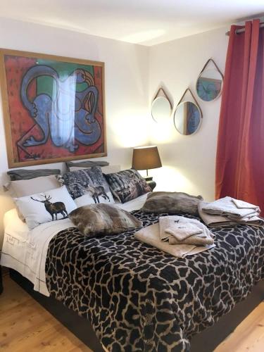- une chambre avec un lit avec un chat dans l'établissement Appartement moderne à Le Grand-Bornand 70 m² avec vue montagne, au Grand-Bornand